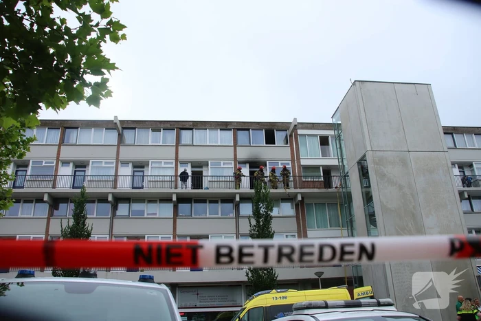 Uitslaande brand verwoest flatwoning in Geuzenveld