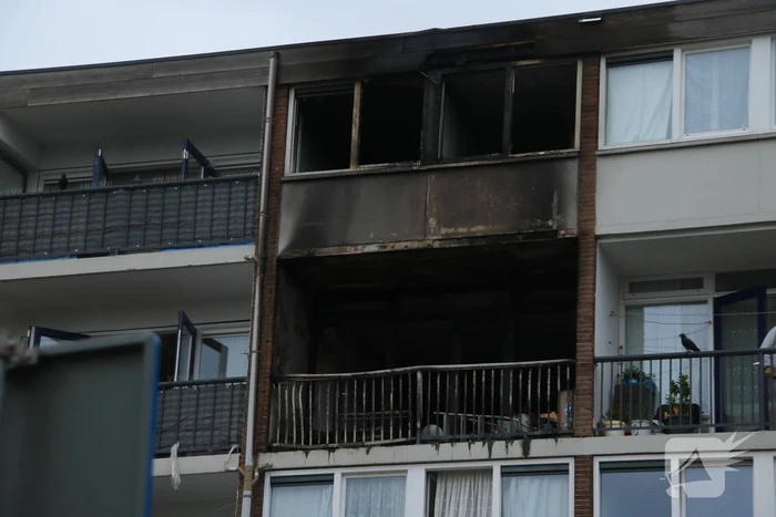 Uitslaande brand verwoest flatwoning in Geuzenveld