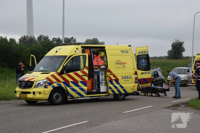 Auto botst op overstekende fietser bij uitwijkmanoeuvre