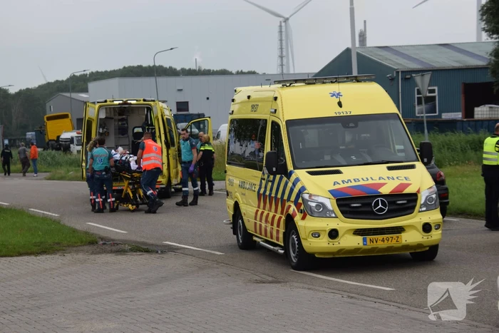 Auto botst op overstekende fietser bij uitwijkmanoeuvre
