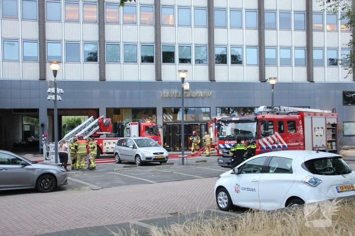 Veel rook bij grote brand in kantoorpand