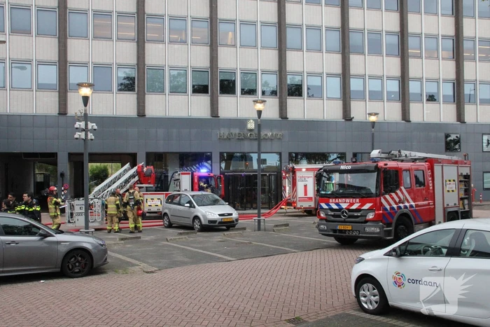 Veel rook bij grote brand in kantoorpand