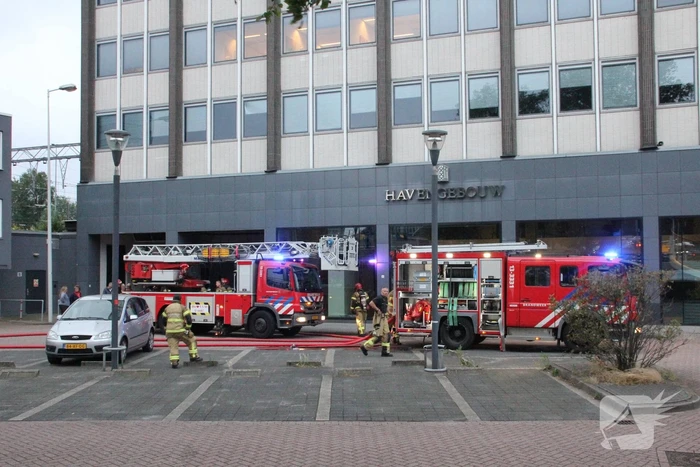 Veel rook bij grote brand in kantoorpand