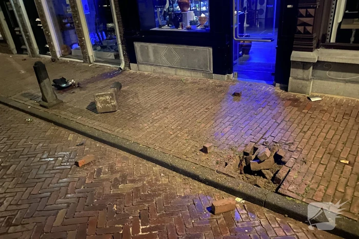 Bestuurder gaat er vandoor na botsing tegen paal