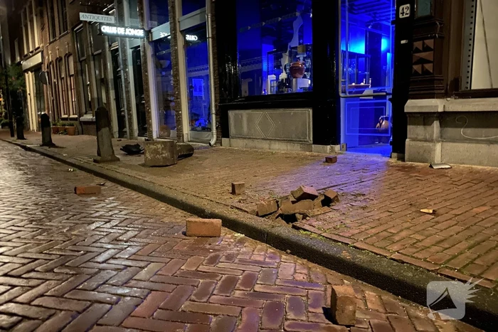 Bestuurder gaat er vandoor na botsing tegen paal