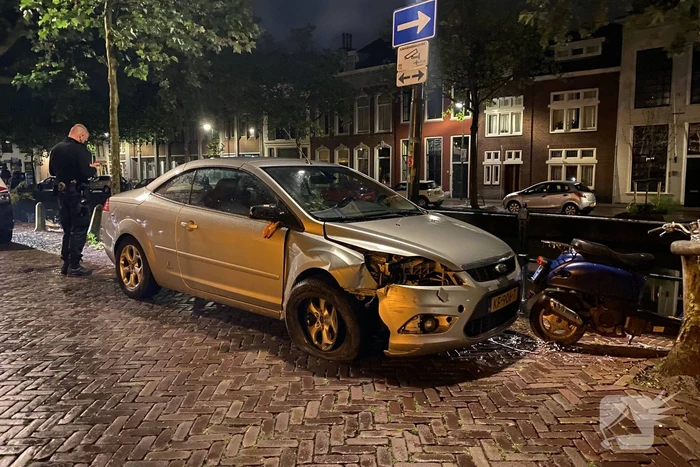 Bestuurder gaat er vandoor na botsing tegen paal