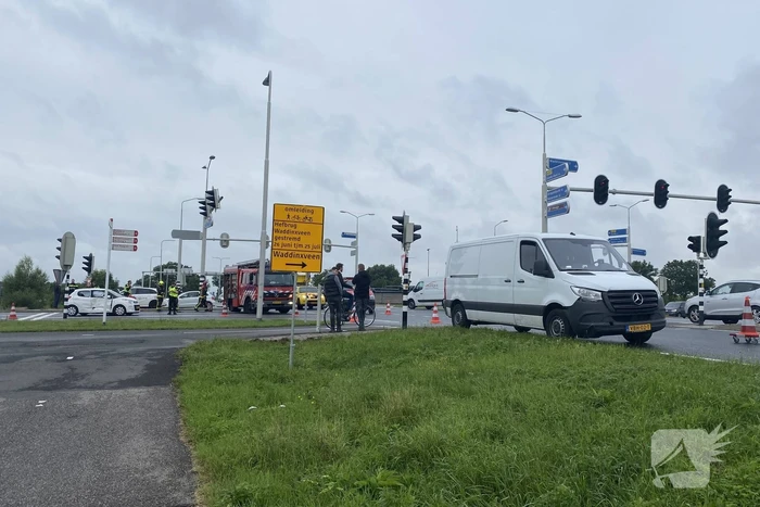 Bestelbus en auto botsen op kruising