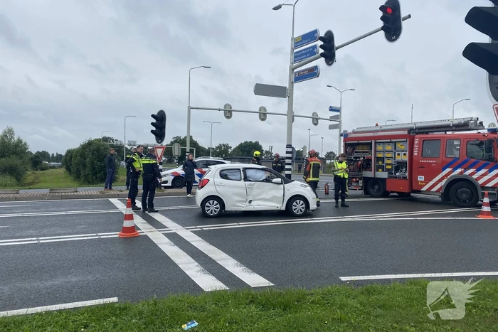 Bestelbus en auto botsen op kruising