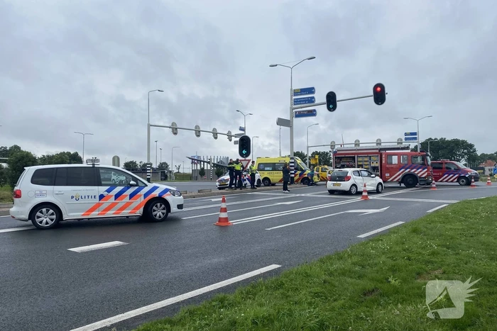 Bestelbus en auto botsen op kruising
