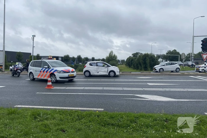 Bestelbus en auto botsen op kruising