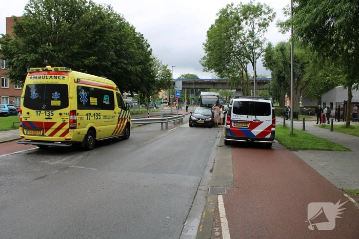 Auto vast in bussluis bij aanrijding