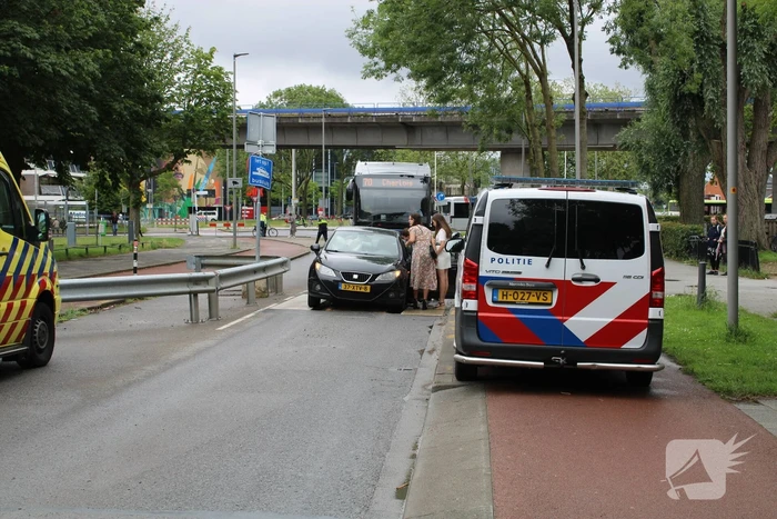 Auto vast in bussluis bij aanrijding