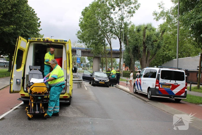 Auto vast in bussluis bij aanrijding