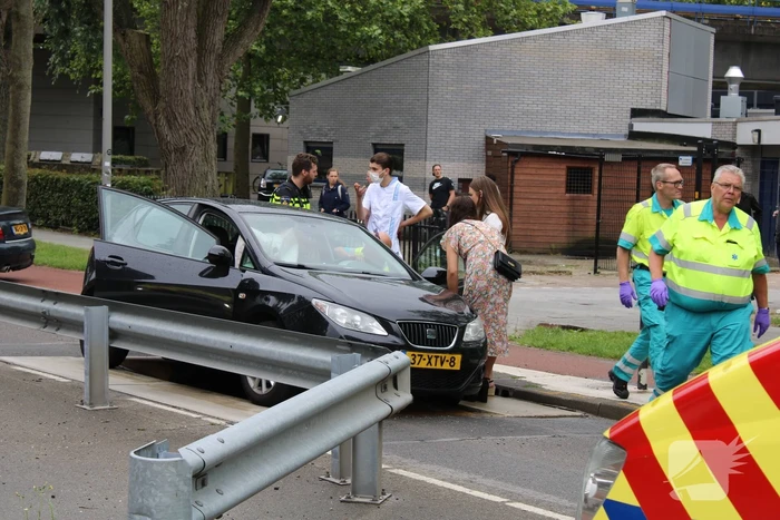 Auto vast in bussluis bij aanrijding