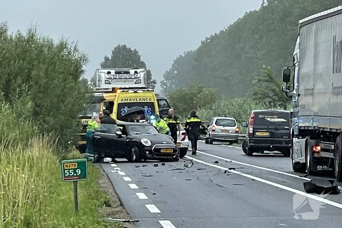 Automobilist botst met auto tegen vrachtwagen