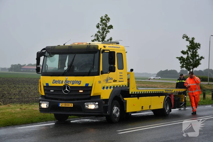 Auto schiet van de weg en belandt in sloot