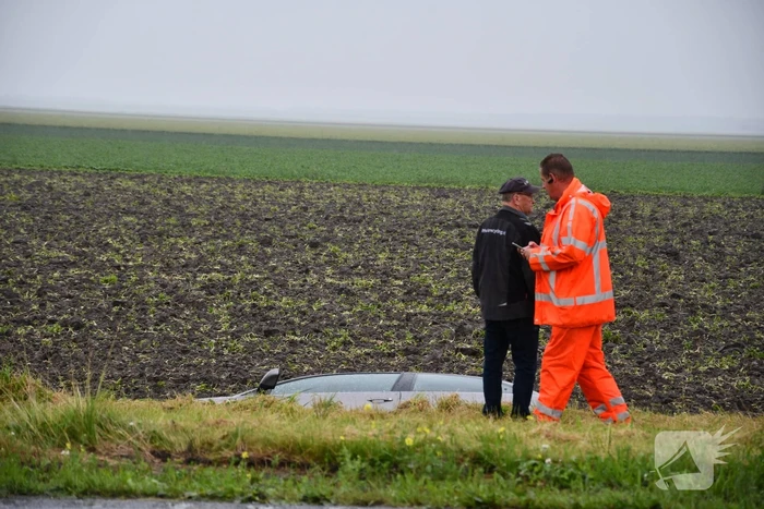 Auto schiet van de weg en belandt in sloot