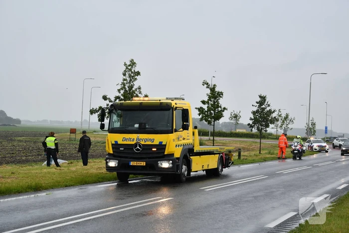 Auto schiet van de weg en belandt in sloot