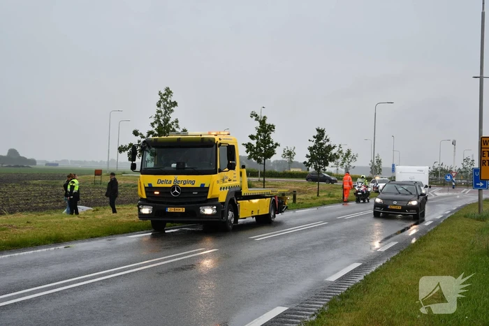 Auto schiet van de weg en belandt in sloot