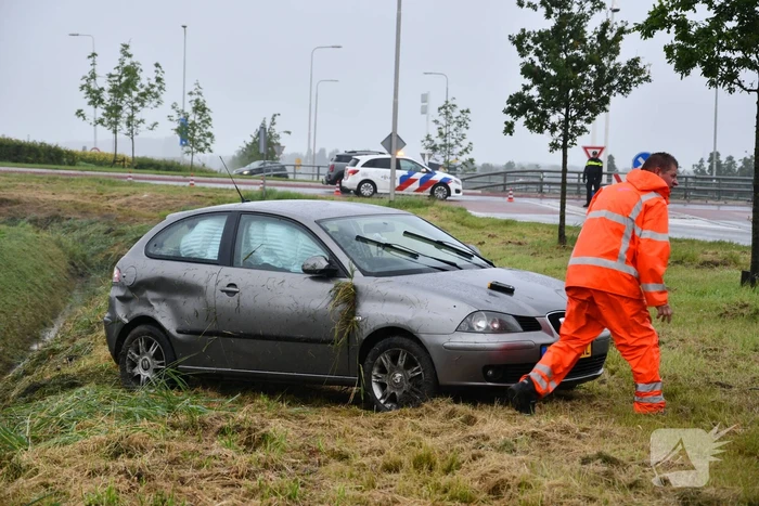 Auto schiet van de weg en belandt in sloot
