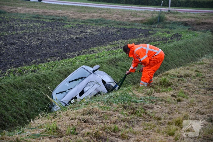 Auto schiet van de weg en belandt in sloot