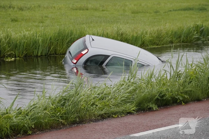 Auto belandt in diepe sloot