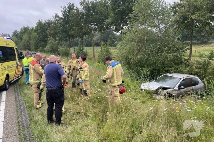Omstanders redden inzittende uit gecrashte auto