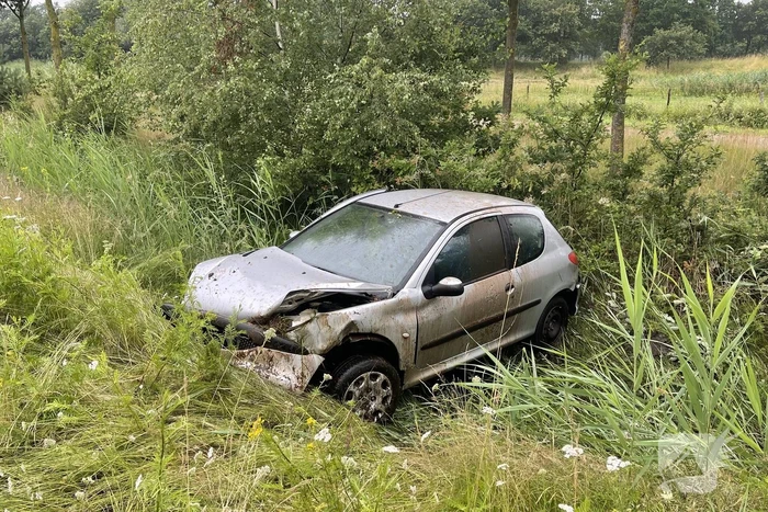 Omstanders redden inzittende uit gecrashte auto