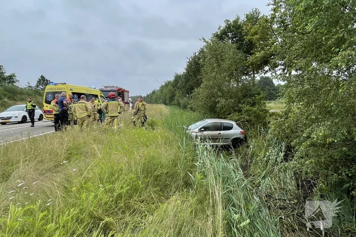 Omstanders redden inzittende uit gecrashte auto