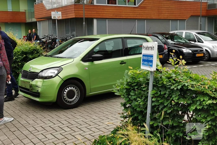 Twee auto's botsen op elkaar