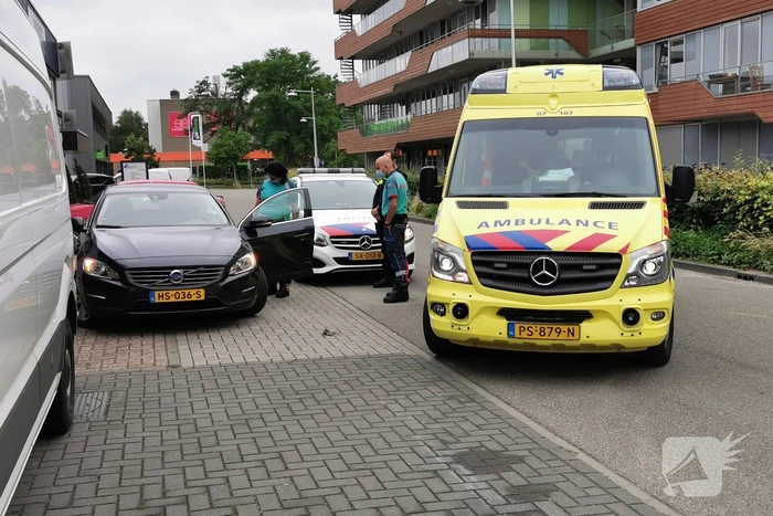 Twee auto's botsen op elkaar