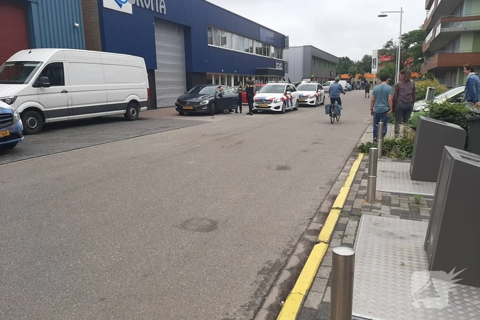 Twee auto's botsen op elkaar