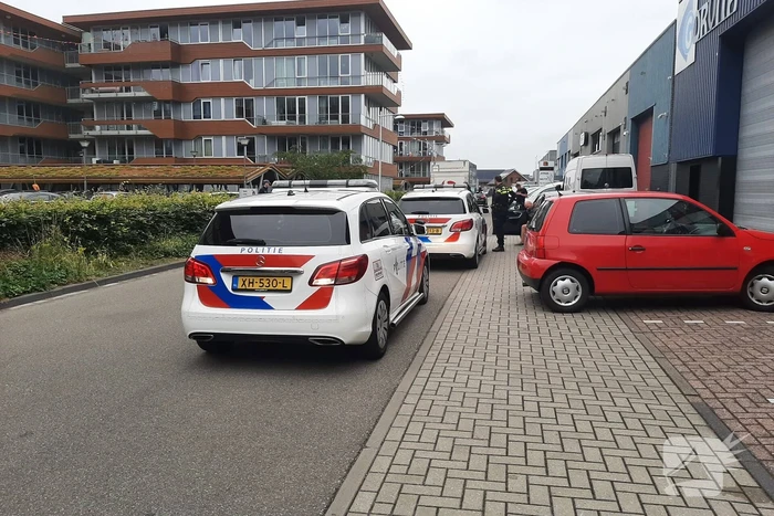 Twee auto's botsen op elkaar