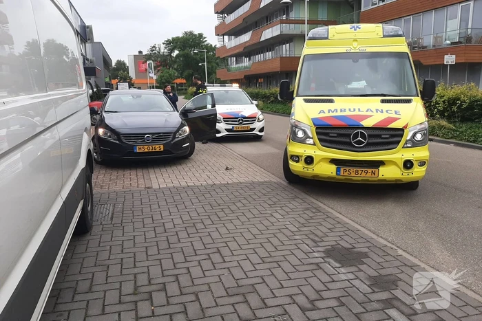 Twee auto's botsen op elkaar
