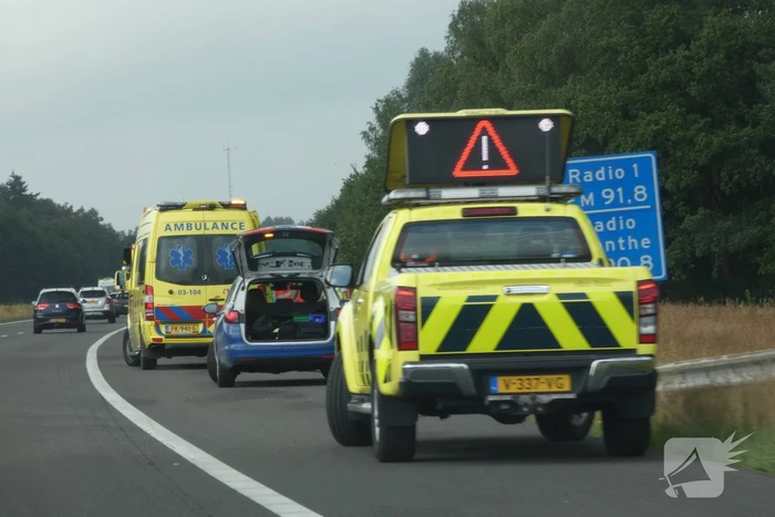 Automobilist botst met auto op camper