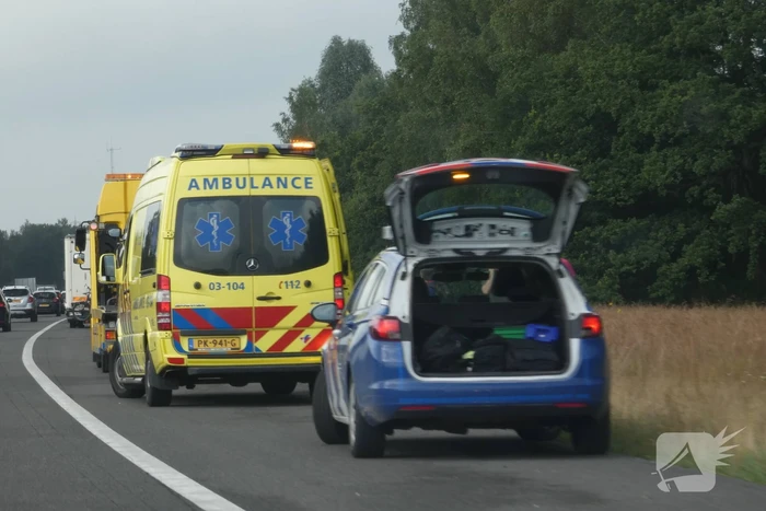 Automobilist botst met auto op camper