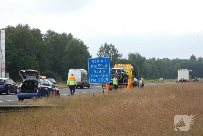 Automobilist botst met auto op camper