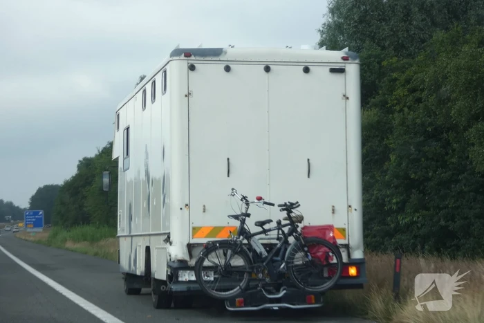 Automobilist botst met auto op camper