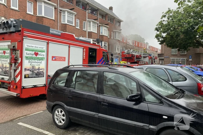 Veel rook uit benedenwoning door brand