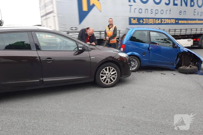 Auto en 45 km-voertuig botsen op kruising