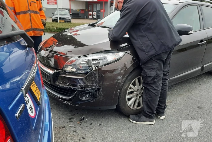 Auto en 45 km-voertuig botsen op kruising