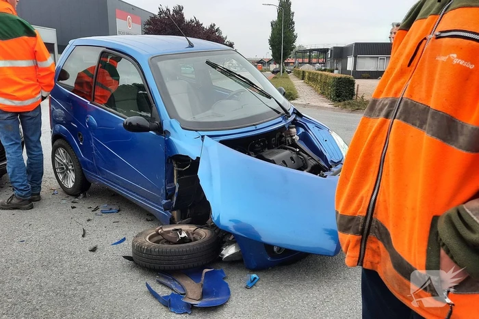 Auto en 45 km-voertuig botsen op kruising