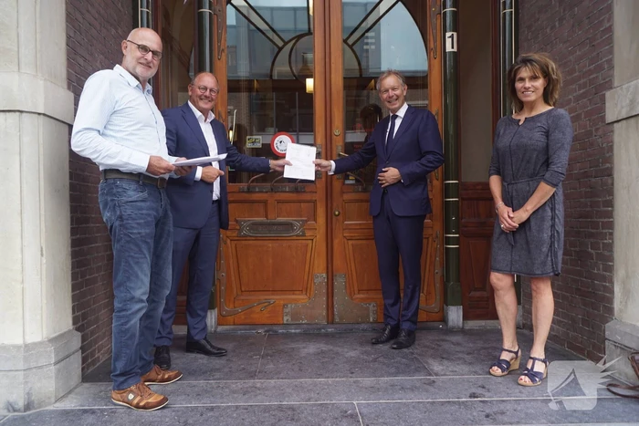Burgermeester Mark Röell neemt petitie 'Geen windmolens in de Eempolder' in ontvangst