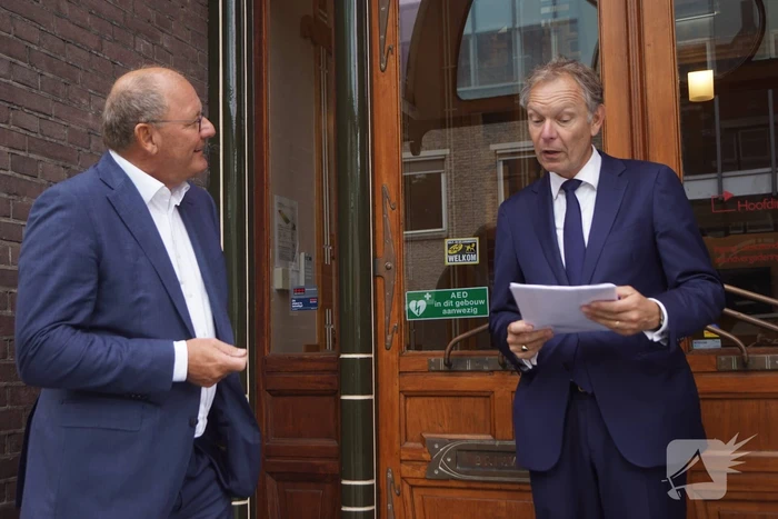 Burgermeester Mark Röell neemt petitie 'Geen windmolens in de Eempolder' in ontvangst