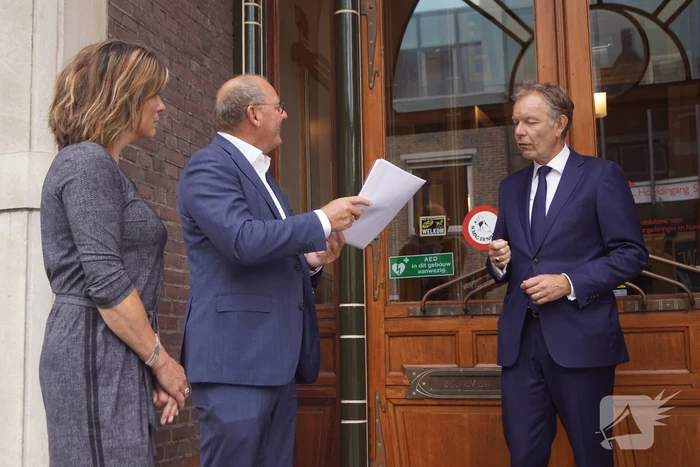 Burgermeester Mark Röell neemt petitie 'Geen windmolens in de Eempolder' in ontvangst