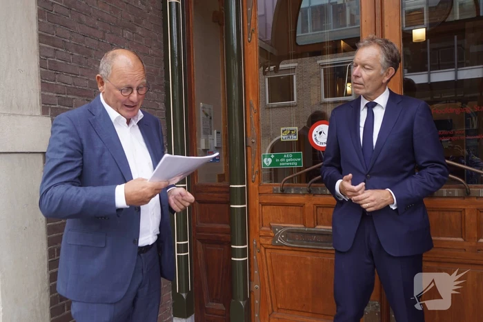 Burgermeester Mark Röell neemt petitie 'Geen windmolens in de Eempolder' in ontvangst