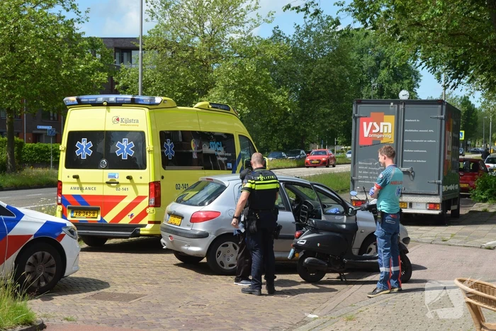 Afslaande automobilist botst op scooterrijdster