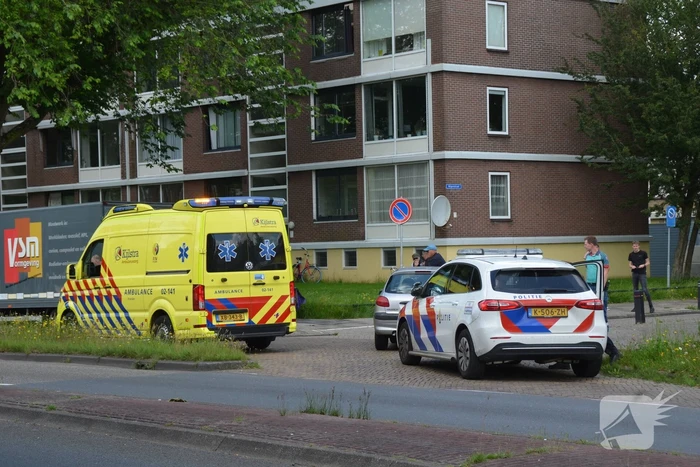 Afslaande automobilist botst op scooterrijdster
