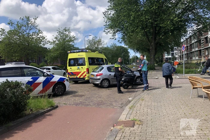 Afslaande automobilist botst op scooterrijdster