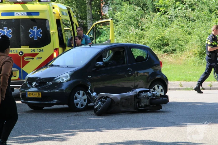 Scooterrijder gewond bij botsing met auto